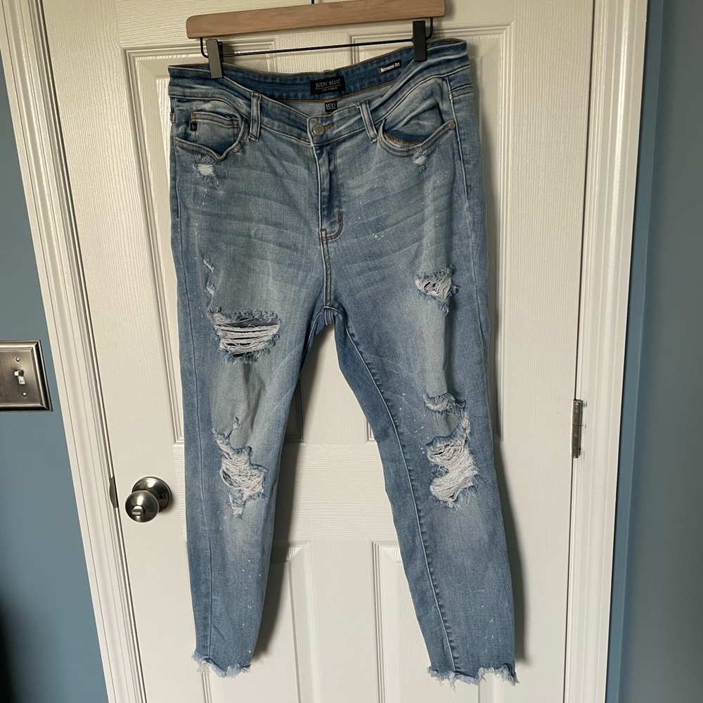 Judy blue distressed boyfriend fit. Women’s size 32